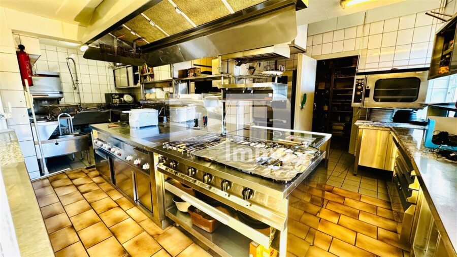 Hochwertiges effizientes Restaurant, Bar und große Wohnung mit Ausbaupotential und Terrasse - EG Restaurantbereich Küche mit Gastro Ausstattung